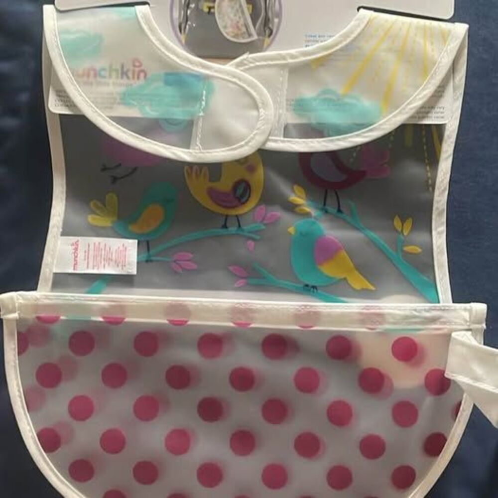 Munchkin To-Go Bib - Picture 2 of 5